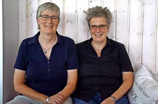 Susanne Martin (l.) und Frauke Ehlers sind seit 31 Jahren ein Paar. Foto: Leonie Schüler