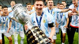 Lionel Messi mit dem Pokal der Copa América. Anschließend feierte der Argentinier auch noch einen Sieg über Cristiano Ronaldo – jedoch in einem nicht sportlichen Bereich. Foto: imago/MB Media Solutions