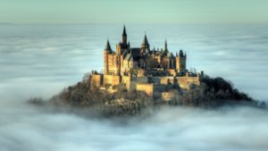 Die Burg Hohenzollern bei Hechingen inmitten eines Nebel- und Wolkenmeeres. Foto: dpa