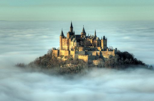 Die Burg Hohenzollern bei Hechingen inmitten eines Nebel- und Wolkenmeeres. Foto: dpa
