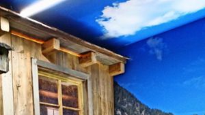 Hütte vor Alpenpanorama:  Fred Christmann von der Stiftung Psyche hat die Kulisse ganz bewusst sehr idyllisch gestaltet. Foto: Nina Ayerle