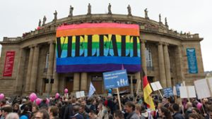 Flagge zeigen: Mit einer klaren Ansage reagierten die Stuttgarter Staatstheater auf eine Demonstration,   die sich im Oktober 2015  gegen die Genderpolitik der Landesregierung richtete. Foto: dpa