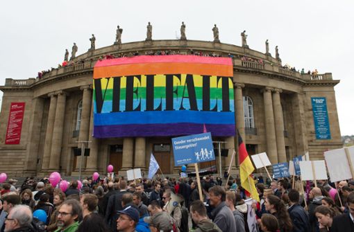 Flagge zeigen: Mit einer klaren Ansage reagierten die Stuttgarter Staatstheater auf eine Demonstration,   die sich im Oktober 2015  gegen die Genderpolitik der Landesregierung richtete. Foto: dpa