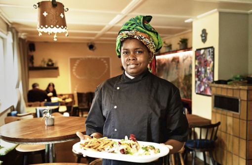 Vanessa Obi hat aus der Sakristei ein afrikanisches Restaurant gemacht. Foto: Lichtgut/Leif Piechowski