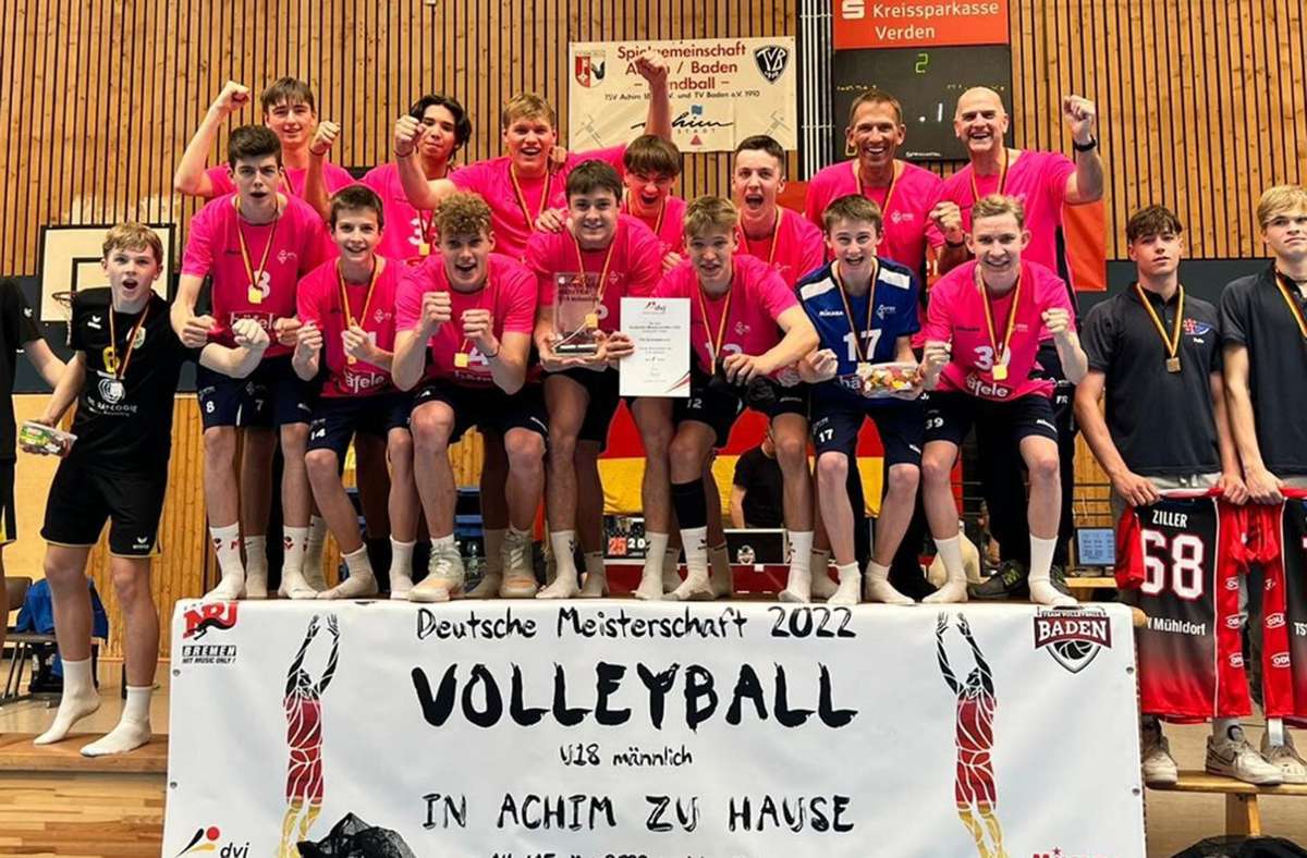 Die U18-Mannschaft der MTVS Volleys jubeln über den Titel. Foto: privat