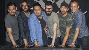 Im Juni präsentierte sich Linkin Park noch für einen gemeinsamen Händeabdruck. Foto: Invision