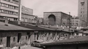Das Marstall-Areal an der unteren Königstraße in den 1950er Jahren. Nach den Kriegszerstörungen hatte man im früheren Pferdehof  des Königs einstöckige Provisorien für den Handel gebaut. Foto: Zenz Engel