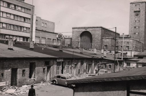 Das Marstall-Areal an der unteren Königstraße in den 1950er Jahren. Nach den Kriegszerstörungen hatte man im früheren Pferdehof  des Königs einstöckige Provisorien für den Handel gebaut. Foto: Zenz Engel