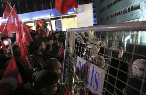 Demonstranten protestieren gegen die abgesagten Auftritte vor der niederländischen Botschaft in Ankara. Foto: AP