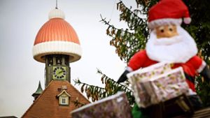 Die Nikolausmütze auf dem Schorndorfer Rathaus zeigt: Es ist Weihnachtszeit. Foto: Jan Potente
