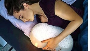 Die Verbraucher lassen Technik immer näher an sich heran wie beim  Schlafroboter von Somnox: Das Kissen kann sich wie eine Pumpe dem Herzschlag anpassen und spielt auch Schlaflieder vor. Foto: Somnox