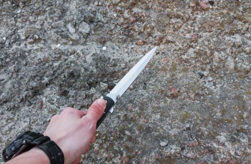 Ein Unbekannter zückte in Böblingen während eines Streits ein Messer. (Symbolbild) Foto: Shutterstock/vzwer