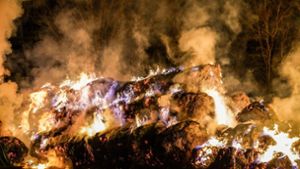 Strohballenbrand in Neckartenzlingen: Schwere Löscharbeiten – Polizei geht von Brandstiftung aus