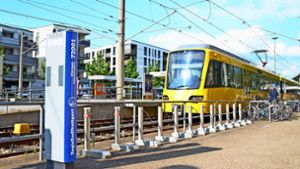 Die Leihstation am Möhringer Bahnhof ist bereits auf das neue System – erkennbar an der blauen Säule –  umgerüstet. Foto: Sandra Hintermayr