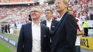 Der VfB um Vorstandschef Alexander Wehrle (links) will sich in  Japan etablieren – Vereinsikone Guido Buchwald (rechts) soll mit seiner Asien-Expertise helfen. Foto: Pressefoto Baumann/Hansjürgen Britsch
