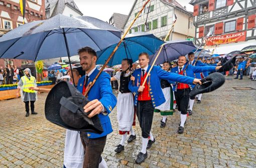 Traditionelle Kleidung, moderne Regenschirme – der  Umzug im letzten Jahr. Foto: Jürgen Bach