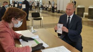 Putin selbst stimmte in Moskau ab. Er zeigte vorschriftsmäßig seinen Ausweis und trug anders als die meisten anderen Wählerinnen und Wähler in seinem Abstimmungslokal keine Gesichtsmaske. Foto: AFP/ALEXEI DRUZHININ