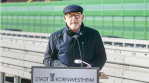 Das macht jeder Verkehrsminister gern: Winfried Hermann bei der Freigabe einer Baustelle bei Kornwestheim. Foto: /Simon Granville