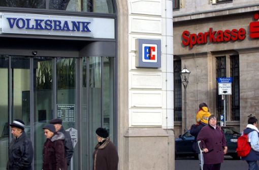 In manchen Filialen teilen sich Volksbank und Sparkasse bereits die Räumlichkeiten (Symbolfoto). Foto: picture alliance /dpa/Peter Endig