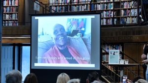 Maryse Condé 2018 nach der Verleihung des Alternativen Nobelpreises auf der Videowand in der Stadtbibliothek Stockholm. Foto: Janerik Henriksson//TT NEWS AGENCY/AP/dpa