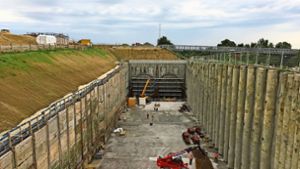 Von dieser rund 20 Meter tiefen Baugrube bei Kirchheim aus werden sich die Tunnelbohrmaschinen von Oktober an in den Untergrund wühlen. Foto:  