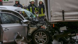 Ein Audi-Fahrer ist offenbar ungebremst auf einen Laster aufgefahren. Foto: 7aktuell.de/Christina Zambito