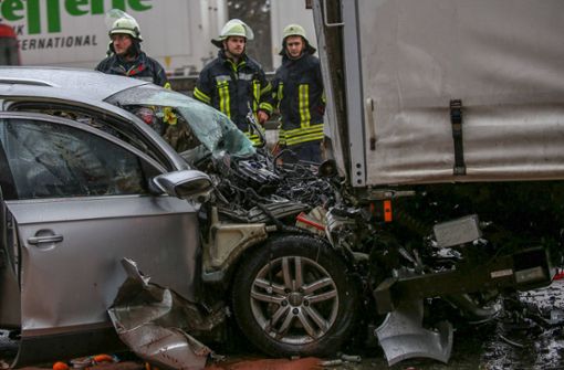 Ein Audi-Fahrer ist offenbar ungebremst auf einen Laster aufgefahren. Foto: 7aktuell.de/Christina Zambito