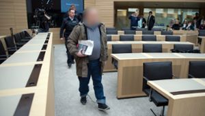 Ex-Neonazi Tino Brandt betrat den Plenarsaal zur Befragung in Fußfesseln. Foto: dpa