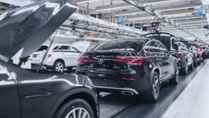 Sollten die Autohersteller die CO2-Ziele verfehlen und die Kosten auf die Kunden umlegen, könnte auch der Mercedes-Benz GLC im Bild teurer werden. Foto: Daimler AG
