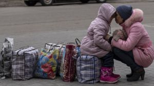 Noch immer fliehen insbesondere Frauen und Kinder aus den Kriegsgebieten in der Ukraine. Foto: dpa/Petros Giannakouris