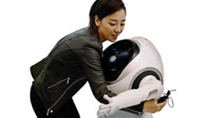 Eine Frau umarmt einen Roboter von Ubtech. Die Beziehung zwischen Menschen und Robotern wird immer emotionaler. Die Folge: Die Verbraucher geben auch immer mehr persönliche Daten von sich preis. Foto: AP
