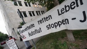 Ein Transparent mit der Aufschrift „Fahrverbote retten Leben - Autoflut stoppen!“ hängt vor dem Stuttgarter Verwaltungsgericht. Foto: dpa