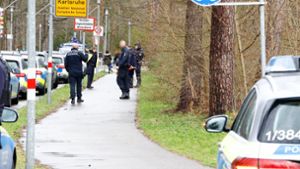Die Polizei ist an beiden Schulen mit einem Großaufgebot vor Ort (Symbolbild). Foto: IMAGO/Einsatz-Report24/IMAGO/Waldemar Gress