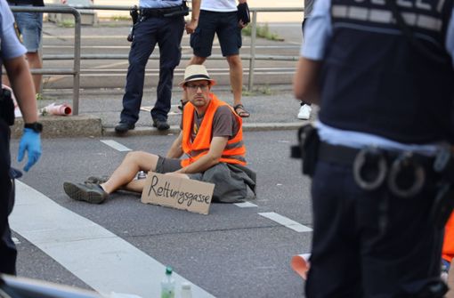 Das Schild mit der Aufschrift „Rettungsgasse“ hat  bei der Straßenblockade am Montag in Stuttgart für Verwunderung gesorgt. Foto: 7aktuell.de/Andreas Werner