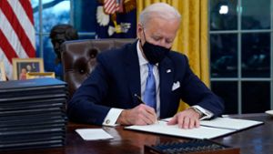 Kurz nach seinem Einzug ins Weiße Haus setzte Biden am Mittwoch mehrere Maßnahmen in Kraft, darunter die Rückkehr der USA in das Pariser Klimaschutzabkommen. Foto: dpa/Evan Vucci