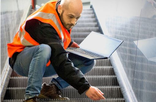 Anlagenmanager Giorgio Botta  inspiziert eine Rolltreppe Foto: Lichtgut/Oliver Willikonsky