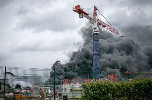 Rauchwolken steigen über Rouen auf. Foto: AFP/LOU BENOIST