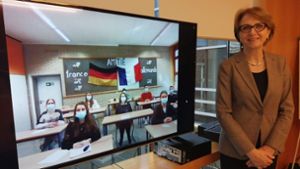 Botschafterin Anne-Marie Descôtes in Berlin mit ihren digitalen Gesprächspartnern aus der J1 des GiPS Foto: Gymnasium in den Pfarrwiesen