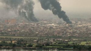 Schwarzer Rauch über Khartoum. Im Sudan kam es in den vergangenen Tagen zu Gewalt und Kämpfen. Foto: AFP