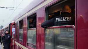 Die Polizei hat nach dem Flaschenwurf in Kamen den Zug durchsucht und Personalien aufgenommen. Foto: dpa/Günter Benning