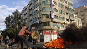 In Gaza zünden die Demonstranten Autoreifen und Bilder von Trump an. Foto: AFP