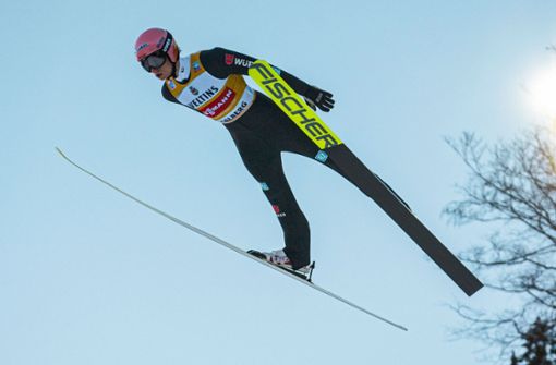 Skispringer Karl Geiger im Dezember 2021 an der Gross-Titlis-Schanze in Engelberg (Schweiz). Foto: dpa/Gian Ehrenzeller