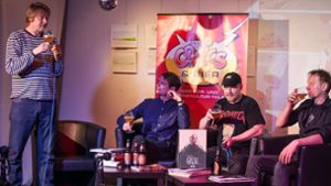 Schon bei der ersten Auflage von Comics & Bier im Mai 2018 im Blauen Haus hatte  Olly Koblenzer (links) seine „Kraftbiere“ vorgestellt. Foto: Rebecca Haar