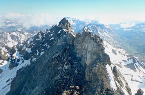 In Galtür/Österreich haben sich  Gesteinsmassen vom Südgipfel des Fluchthorn-Massivs gelöst – seitdem ist der Gipfel niedriger. Foto: dpa/---