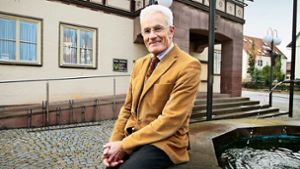 Winfried Kuppler vor dem  Deckenpfronner Rathaus. Er führte den Ort 39 Jahre lang Foto: /factum/Granville