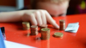 Das Kindergeld soll zum 1. Januar 2021 um 15 Euro steigen. Foto: dpa/Jens Kalaene