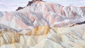 Im kalifornischen Death Valley dominieren die Pastellfarben – und die sanften Rundungen der Erosion. Fotokunst von Renate Aller, zu sehen im Bildband im Kehrer Verlag. Foto: Kehrer Verlag/Renate Aller