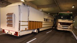 Der Wohnanhänger stand auf der einen, der gedrehte Lastwagen auf der anderen Spur. Foto: Andreas Rosar/Fotoagentur-Stuttgart