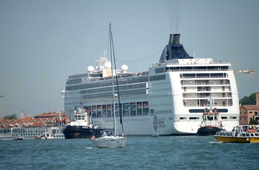 Schon seit längerem stehen Kreuzfahrtschiffe in Venedig in der Kritik. Foto: AP