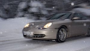 Der Porsche hatte lediglich zwei Winterreifen montiert. (Symbolbild) Foto: IMAGO / imagebroker/wothe
